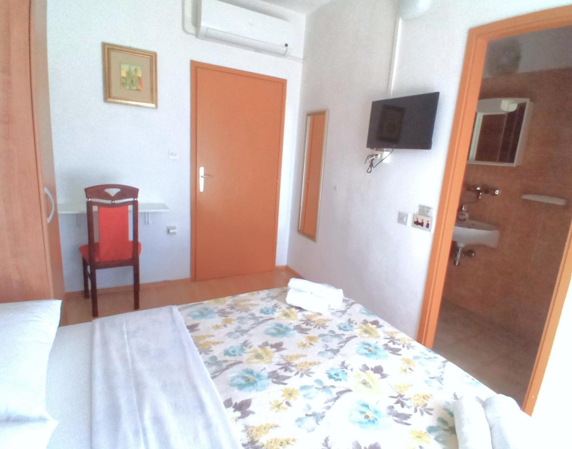 Guesthouse Cecilia 2 Малинска Стая снимка